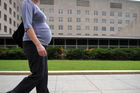 Una mujer embarazada dando un paseo. | El Mundo