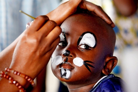 Un niño es maquillado durante una celebración en Costa de Marfil.| Reuters | Thierry Gouegnon