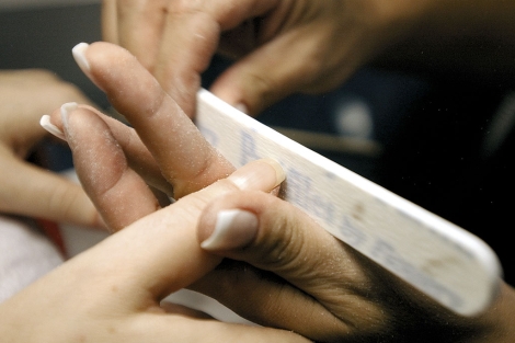 Una mujer se hace la manicura en un centro de belleza.| Gonzalo Arroyo
