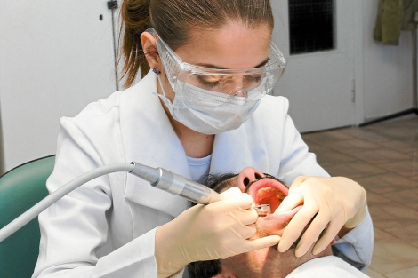Un paciente en una consulta de un dentista. | El Mundo