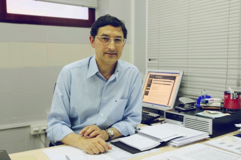 El doctor Candel en su despacho del Valencia C. F. | VCF| Lzaro de la Pea