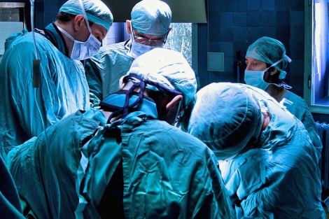 Equipo mdico dentro de un quirfano durante una operacin. | El Mundo
