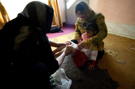 Una nia a punto de ser mutilada en Irak. | Afp