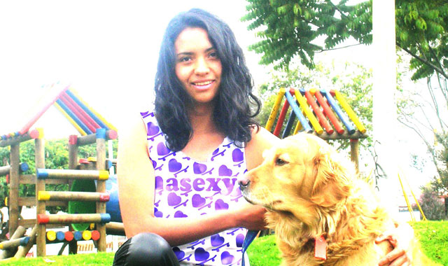 Johanna Villamil, de 26 años, junto a su perro. | El Mundo.