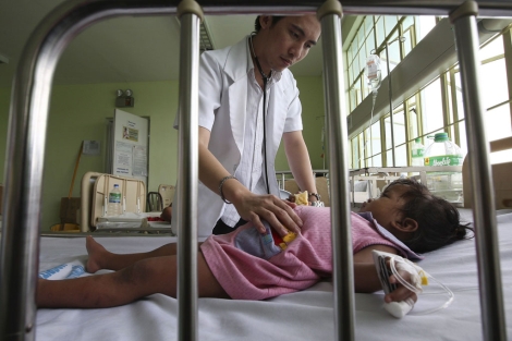 Un mdico revisa el estado de una nia de tres aos afectada de dengue. | El Mundo