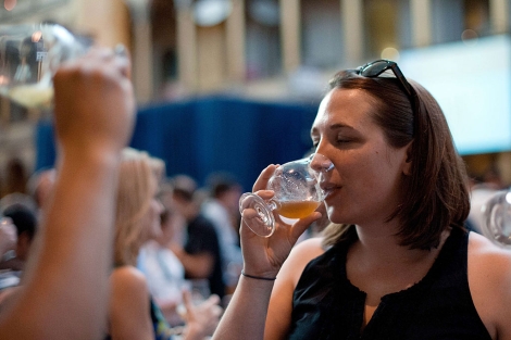 Una mujer bebiendo una cerveza en Washington DC. | Afp
