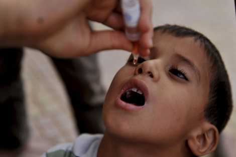 Un niño recibe la vacuna oral contra la polio. | Efe