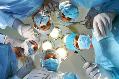 Cirujanos antes de empezar una operacin. | Shutterstock