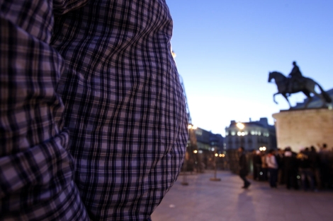 Un hombre obeso, en la Plaza de Sol de Madrid. | Javier Barbancho