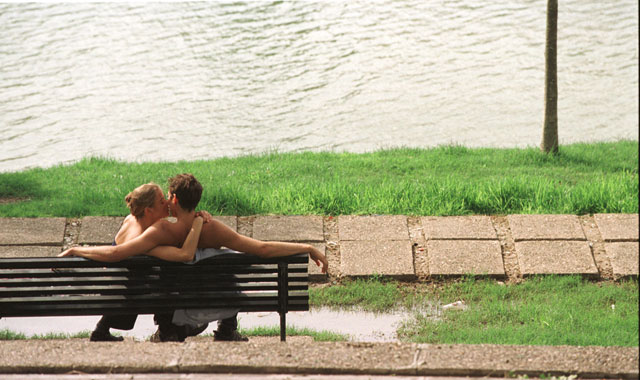 Una pareja besándose en un parque. | Marcelo del Pozo