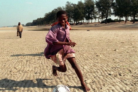 Un nio juega en una playa de Maputo (Mozambique). | El Mundo