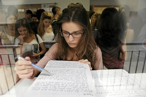 Una joven repasa sus apuntes antes del examen de Selectividad. | Conchitina