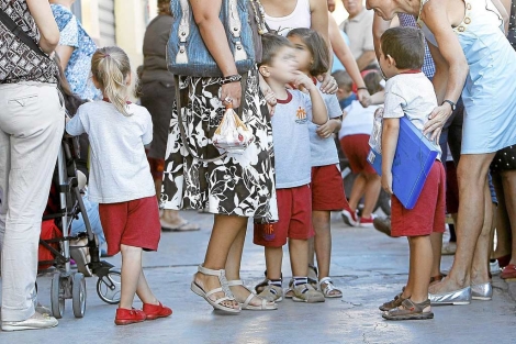 Varias madres acompañan a sus hijos a la entrada del colegio. | José Cuéllar