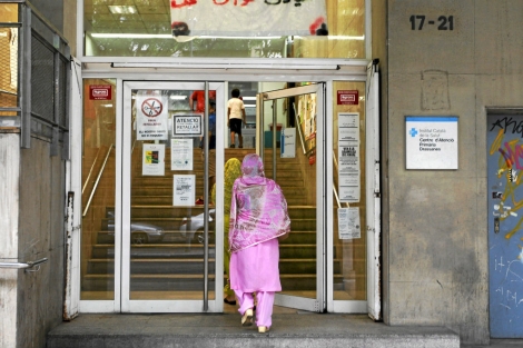Inmigrantes entran en un centro de Atencin Primaria de Barcelona. | Domenec Umbert