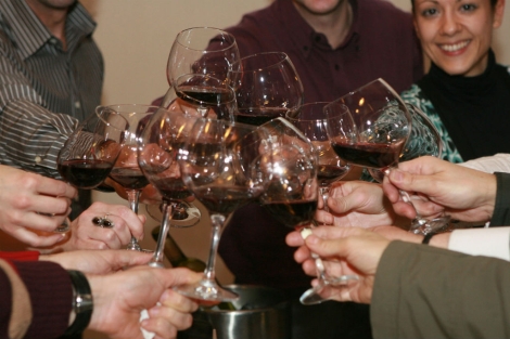 Varias personas brindando con copas de vino. | El Mundo