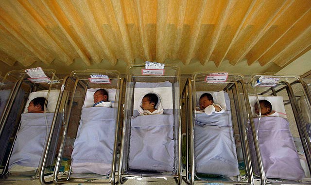 Varios bebs en una maternidad de Singapur.| Reuters
