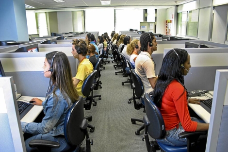 Operadores de servicios telefnicos trabajando en un call center. | El Mundo
