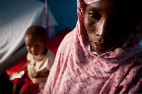 Una mujer con su hijo en una clnica de Somalia. | Save the Children