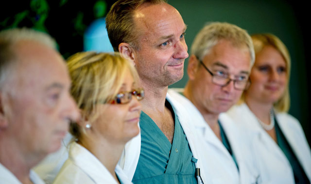 Los cirujanos del trasplante durante la rueda de prensa en Gotemburgo, Suecia. | Efe