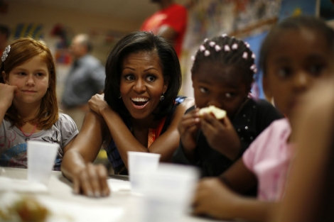 Michelle Obama durante una visita a un colegio.| Reuters