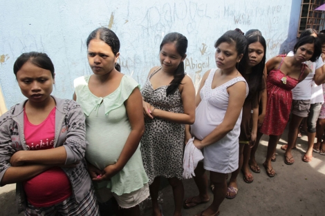 Adolescentes embarazadas hacen cola en Manila. | E. de Castro