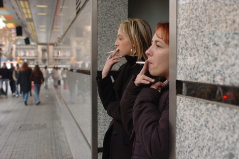 Fumadoras en el exterior de su centro de trabajo. | Cati Cladera
