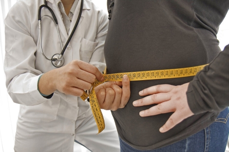 Una mdico mide el permetro a una paciente. | Gonzalo Arroyo