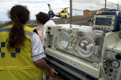 Un bebé es trasladado desde Puerto del Rosario hasta Las Palmas en avión medicalizado.| Efe