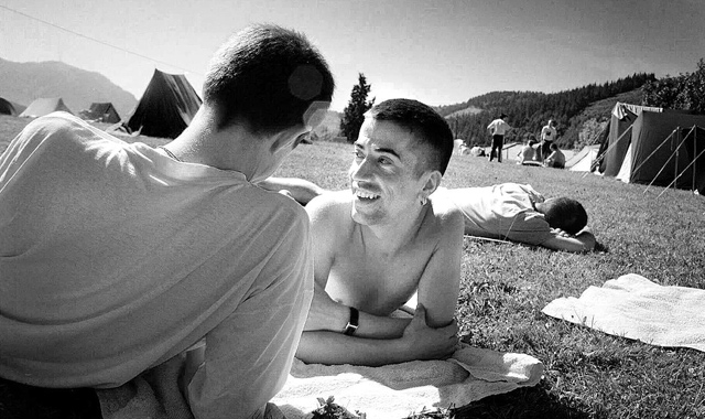 Dos chicos en una acampada de jvenes homosexuales. | El Mundo
