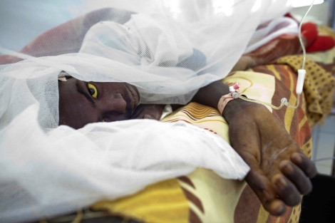 Un paciente con fiebre amarilla en un hospital de Darfur. | Reuters