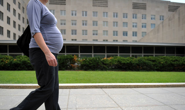 Una embarazada a la salida del hospital. | AFP