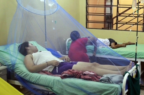 Un grupo de personas con dengue permanece ingresada en un hospital de Asuncin. | Efe