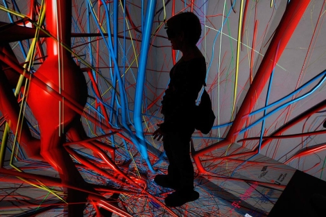 Una instalación artística recrea las conexiones neuronales del cerebro.| El Mundo