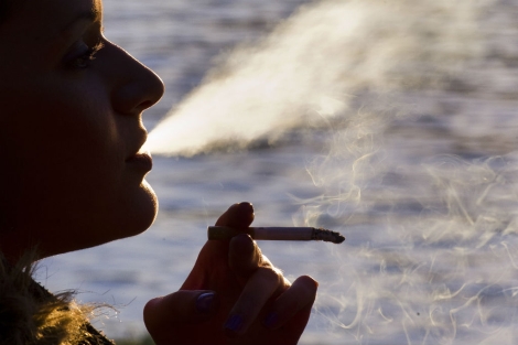 Una mujer fumando en el parque de El Retiro de Madrid. | El Mundo