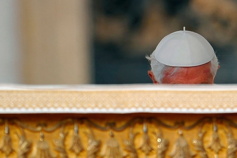 Una verja cubre parcialmente el rostro de Benedicto XVI