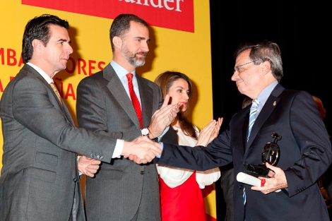 Rafael Matesanz, director de la ONT, recibe el galardn de manos del ministro de Industria, en presencia de los Prncipes de Asturias