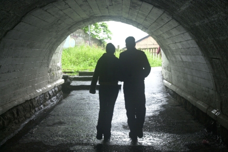 Una pareja caminando por un túnel de Bilbao. | Mitxi