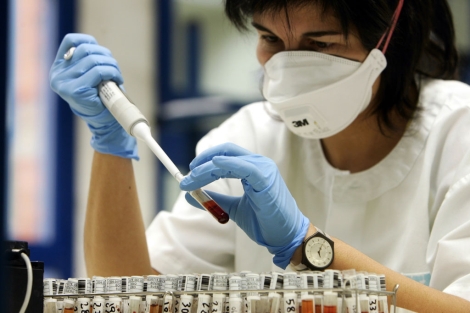 Una tcnico de laboratorio realiza pruebas sobre el virus de la gripe