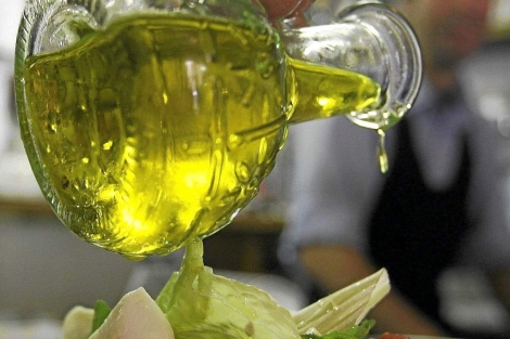 Aceite de oliva en una ensalada.