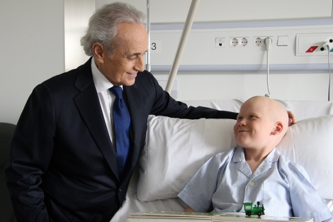 El tenor Josep Carreras junto a un paciente con leucemia.| FJC