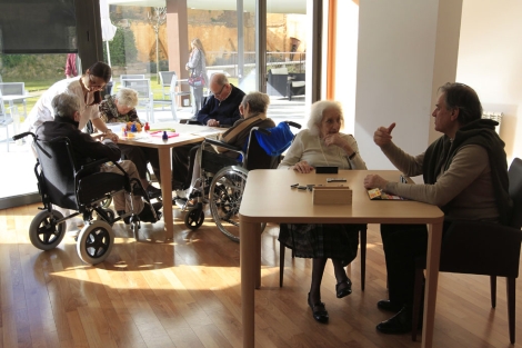 Un grupo de ancianos realiza actividades de ocio. | D. Umbert