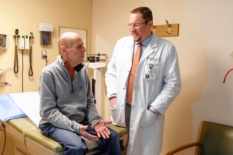 El doctor Renier Brentjens junto a un paciente con leucemia