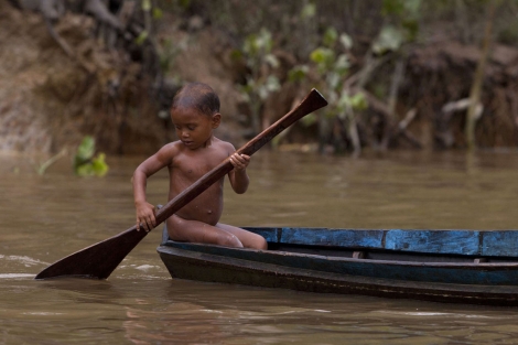 Un nio rema en una canoa por el ro Aura, cerca de la desembocadura del Amazonas (Brasil).