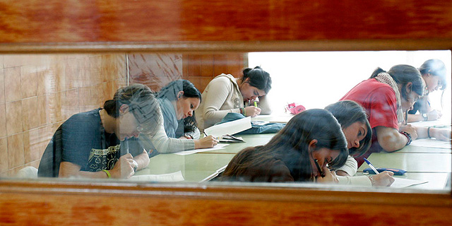 Alumnos en un aula vistos a través del cristal de la puerta