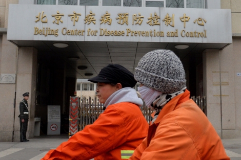 Dos mujeres pasean delante del Centro de Prevencin de Enfermedades de Pekn. | Afp