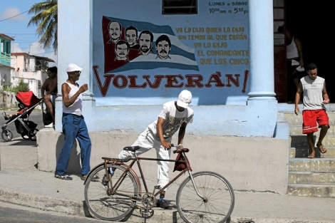 Ciudadanos cubanos pasean por las calles de La Habana. | Desmond Boylan