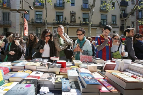Una parada de libros en la Rambla de Barcelona. | Efe