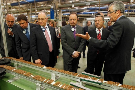 Varios consejeros autonómicos visitan una fábrica de Altadis. | Efe
