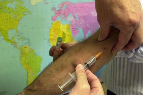 Un viajero es atendido en un centro de vacunacin internacional.| Iaki Andrs