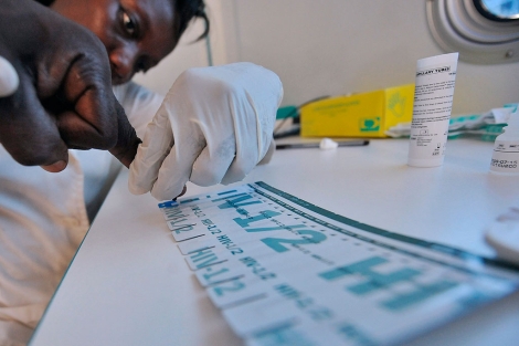 Un voluntario realiza la prueba del VIH en Costa de Marfil.| Afp